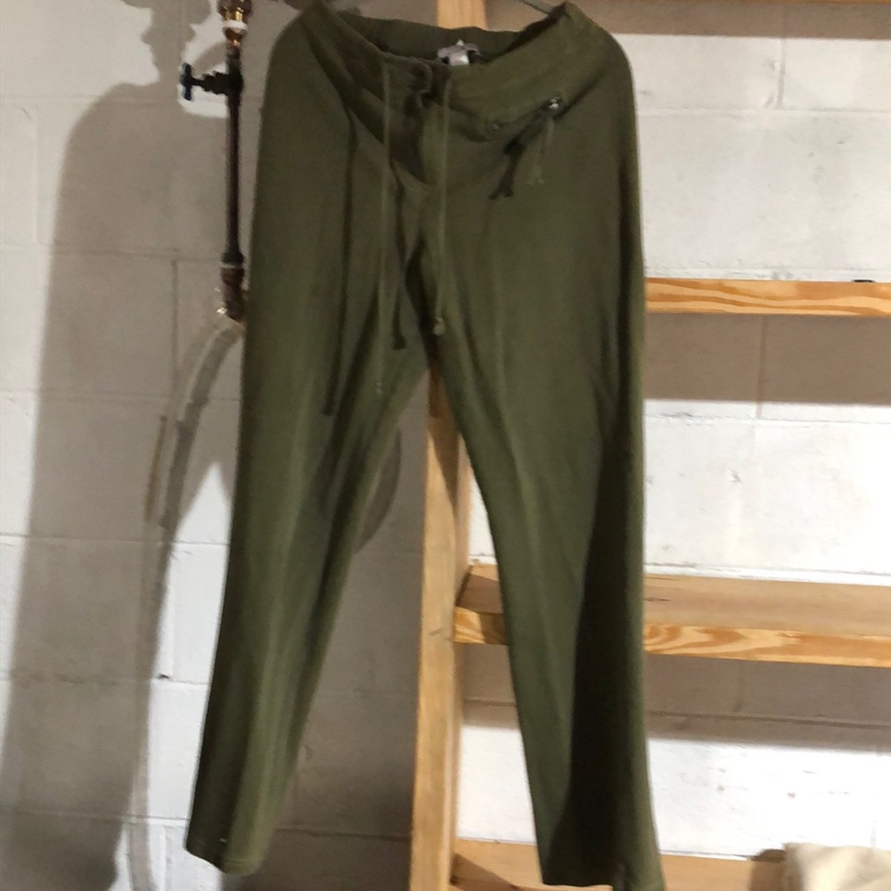 Nice clean 98% cotton jogging suit. Jogging suit size small